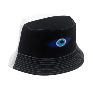 Nahaufnahme des Anglerhuts mit blauem Evil-Eye-Print und weißen Ziernähten am Rand
