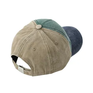Détail de la casquette bicolore en coton délavé avec boucle de réglage métallique