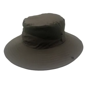 Dettaglio cappello da pesca con rete traspirante e bottoni a pressione in metallo laterali