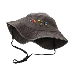 Dettaglio cappello pescatore per bambini in cotone lavato grigio con ricami di veicoli
