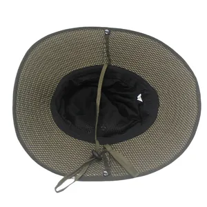 Dettaglio macro della fodera in rete traspirante e coulisse regolabile del cappello da sole