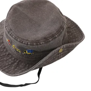 Dettaglio cappello pescatore per bambini in cotone con ricamo escavatore e cordino