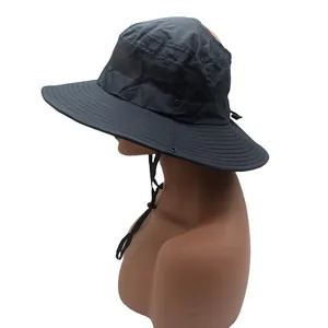 Détail du chapeau de soleil gris foncé avec maille respirante et cordon ajustable