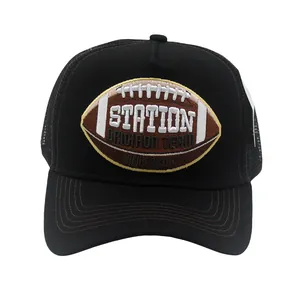 Cappello trucker nero retrò con ricamo football americano e rete per esterno