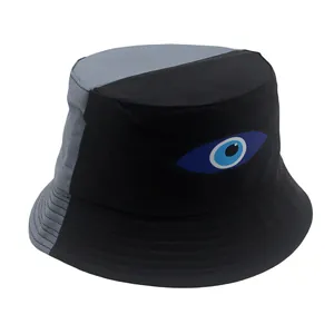 Detailansicht eines zweifarbigen Fischerhutes mit abgesteppter Krempe und Evil Eye Print