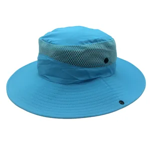 Dettaglio cappello da pesca azzurro con rete traspirante grigia e bottoni a pressione