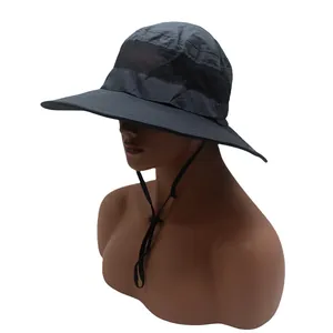 Détail d'un chapeau de soleil avec panneaux en maille noire et cordon réglable