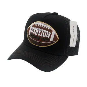 Dettaglio del ricamo di football americano e della rete traspirante sul cappello nero