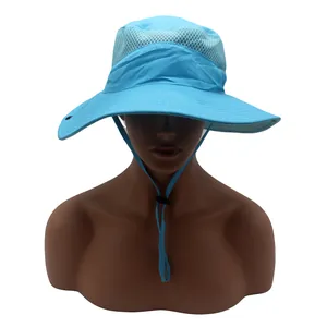 Dettaglio del cappello da sole azzurro con rete traspirante e design a tesa larga sportivo