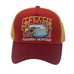 Détail de la broderie d'aigle vintage et du lettrage STATION sur une casquette filet