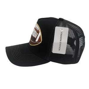 Dettaglio del cappello trucker nero con ricamo da football e cuciture marroni sulla visiera