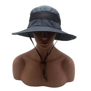 Détail du chapeau de soleil gris foncé avec maille respirante et mentonnière réglable