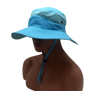 Dettaglio cappello da sole azzurro con rete traspirante e cordino antivento regolabile