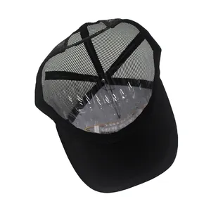 Vista interna del cappellino trucker nero con rete traspirante e dettagli della fascia