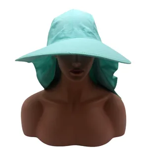 Détail du chapeau de soleil vert menthe avec large bord et protège-nuque anti-UV