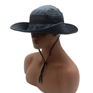 Détail du chapeau de soleil gris foncé avec maille respirante et jugulaire réglable