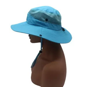 Dettaglio cappello da pesca blu con rete traspirante laterale e cordino regolabile