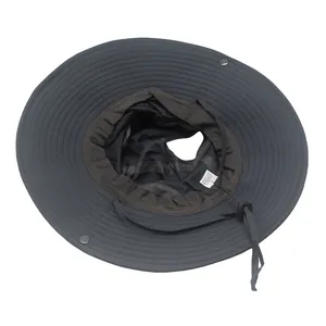 Vue intérieure du chapeau de soleil gris foncé avec doublure en mesh et bandeau anti-sueur
