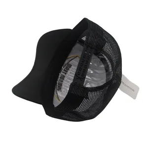 Dettaglio del cappellino snapback nero con rete traspirante e chiusura posteriore regolabile