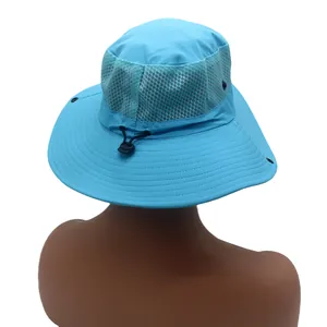 Dettaglio del cappello celeste con mesh traspirante e cordoncino regolabile sul retro