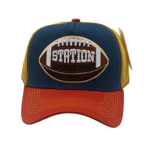 Dettaglio del ricamo rugby e rete traspirante sul cappello stile vintage