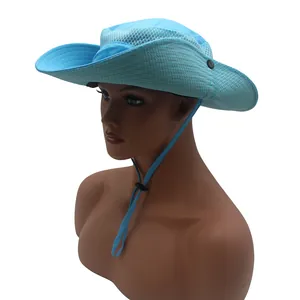 Dettaglio cappello da pesca celeste con rete traspirante e cordino regolabile
