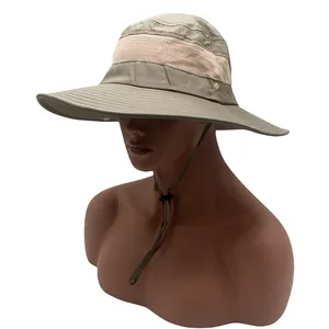 Détail d'un chapeau de soleil kaki avec maille respirante et cordon coupe-vent réglable