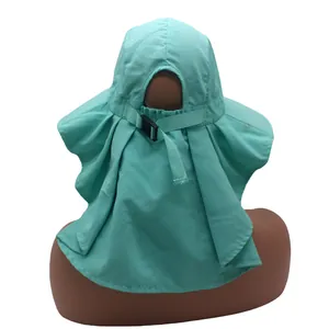Détail du chapeau de soleil vert menthe avec trou pour queue de cheval et protège-cou