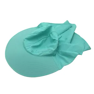 Détail d'un chapeau de soleil vert menthe à large bord avec rabat de protection de cou
