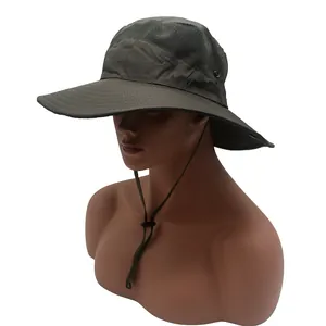 Dettaglio del cappello da pesca verde oliva con mesh traspirante e tesa larga