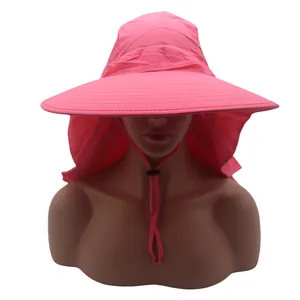 Détail du chapeau de soleil rose à large bord avec protège-nuque et mentonnière réglable