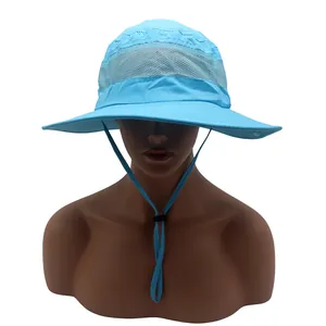 Détail d'un chapeau de randonnée bleu clair avec maille d'aération et cordon réglable