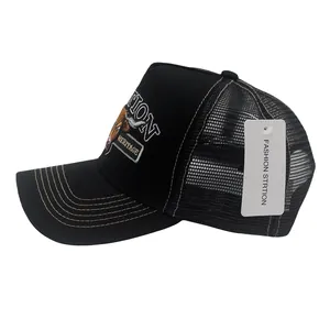 Detail der Vintage Trucker-Cap mit Stier-Stickerei und atmungsaktiven Mesh-Einsätzen