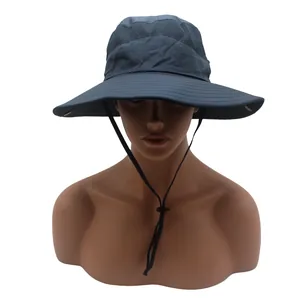 Dettaglio cappello grigio scuro con tesa larga, rete traspirante e laccio regolabile