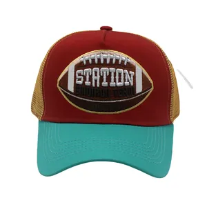 Dettaglio del ricamo a tema football e della rete traspirante su questo cappellino