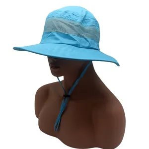 Détail du chapeau de soleil bleu ciel avec bord large et maille respirante