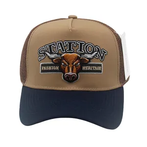 Detail der Retro-Trucker-Cap mit Stier-Stickerei und atmungsaktivem Mesh-Rücken
