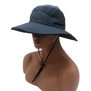 Dettaglio del cappello da pesca blu scuro con pannello in rete traspirante e sottogola regolabile