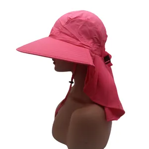 Détail d'un chapeau de soleil rose avec large bord, protège-nuque et sangle ajustable