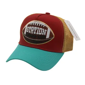 Cappellino trucker vintage con ricamo rugby, fronte rossa e rete gialla a tre colori
