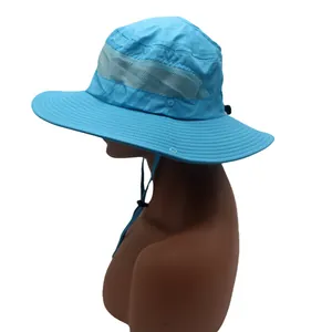 Détail d'un chapeau de soleil bleu clair avec couronne en maille et mentonnière réglable