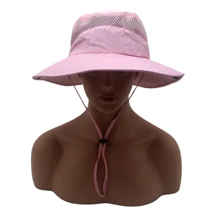 Dettaglio del cappello da sole rosa con mesh traspirante e cinturino sottogola regolabile