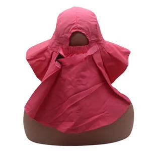Détail d'un chapeau de soleil rose avec protège-nuque et boucle sur un mannequin