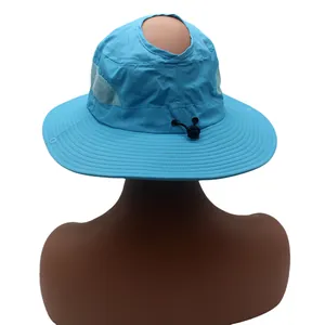 Détail du chapeau de soleil bleu ciel avec maille aérée et ouverture pour queue de cheval