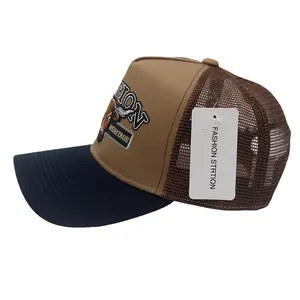 Detailansicht der Stier-Stickerei auf einer braun-blauen Mesh-Trucker-Cap mit Etiketten