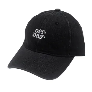 Casquette en denim noir avec broderie Off Day blanche, vue latérale à 45 degrés de profil