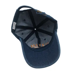 Vue intérieure de la casquette en denim délavé avec étiquette en coton et boucle en métal