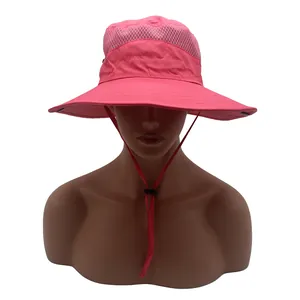 Dettaglio del cappello da sole rosso rosa con rete traspirante e cinturino regolabile