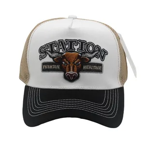 Detail der Retro-Trucker-Cap mit Stierkopf-Stickerei und atmungsaktivem Mesh-Rücken