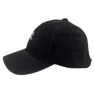 Casquette de baseball en denim noir délavé avec broderie blanche vue de profil fond